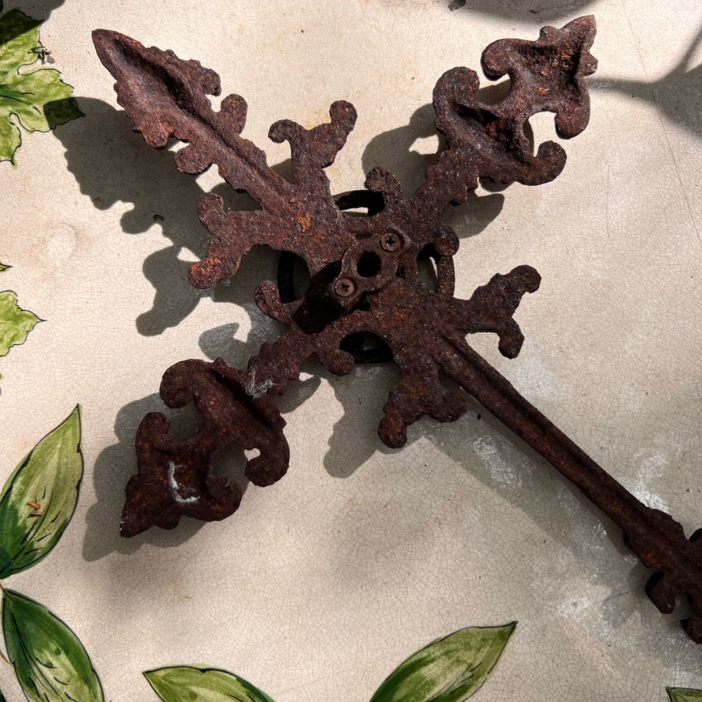 Beautiful Rustic Iron Cross Decor Rusty Had it hanging in garden - Picture 7 of 10